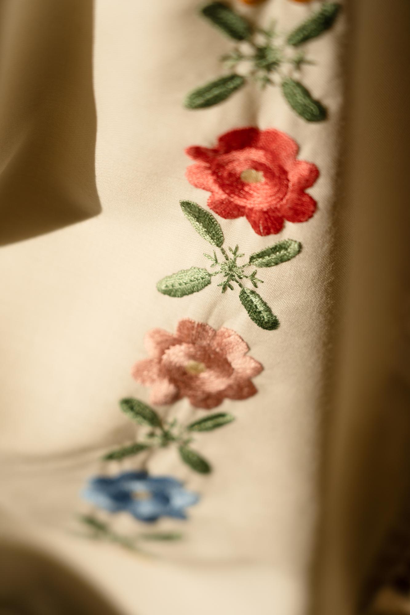 Nahaufnahme handgesticktes Blumenmuster auf Leinen